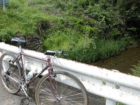 自転車と小川の写真